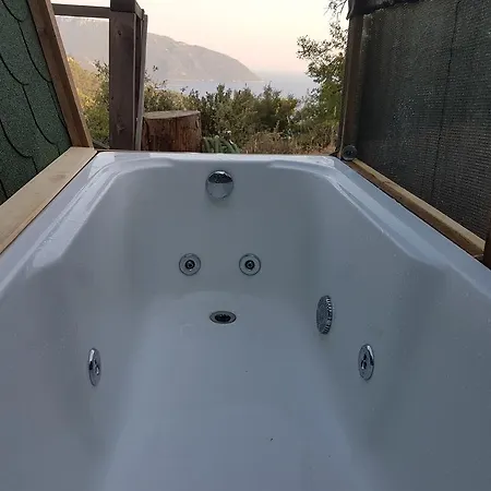 אתר קמפינג Shiva Camp פאראליה